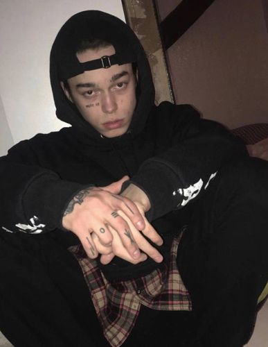 人生清单拥有自带厌世脸的纹身丧系男友