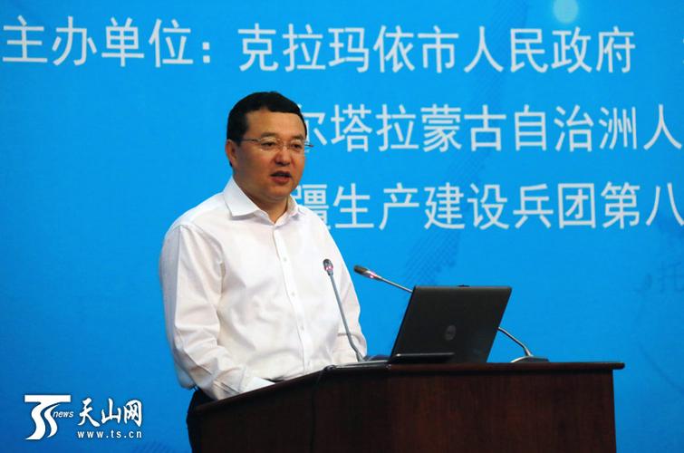 自治区党委常委,塔城地委书记尔肯江&bull;吐拉洪发表讲话.
