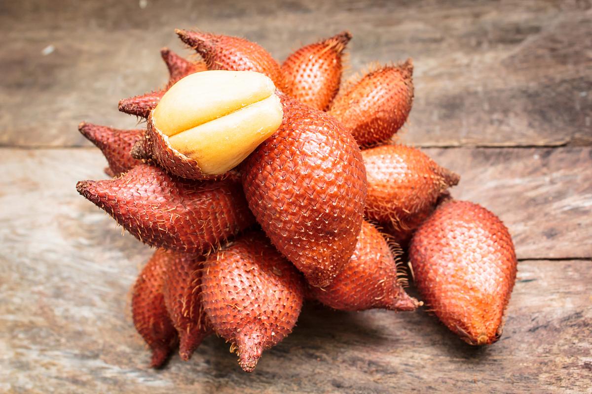 蛇皮果英文名为"salak"或"snake fruit",又名沙叻,是棕榈科蛇皮果属