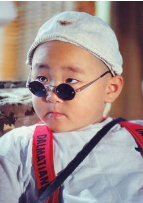 他童星出道,饰演过《新乌龙院》中的光头小和尚.