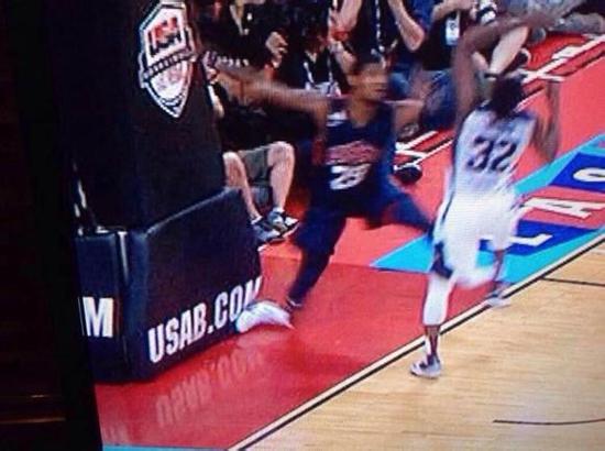 去年在拉斯维加斯举行的美国队蓝白对抗赛中,步行者队的保罗  乔治