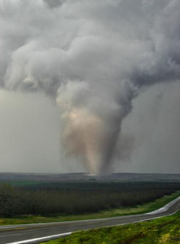 摄影师拍龙卷风闪电照景象震撼令人生畏
