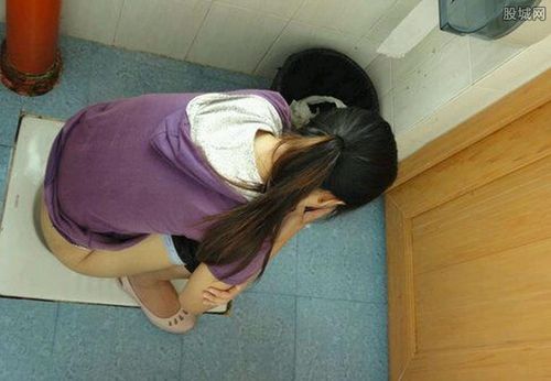 男子为满足变态癖好,竟然跑去女厕所偷窥,刚趴下想偷窥美女私密部位