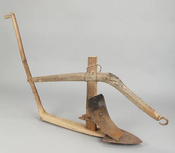 装在梨尖上的铁制物件叫犁铧(犁头).  用犁耕地:也叫犁地.