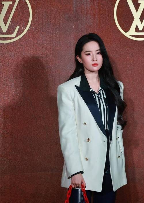 刘亦菲真该换个造型师了,穿白西装挺有范儿的,但皮裤一言难尽