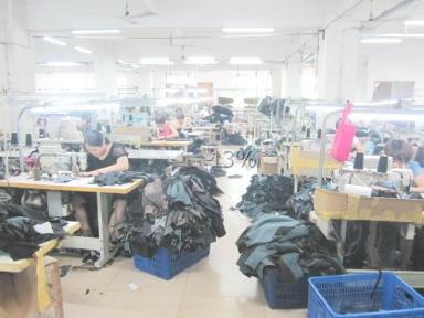 这是海丰一家服装厂的生产车间,明眼人可以看得出来,很多车头上都没有