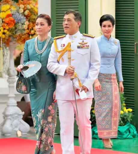 68岁泰王被曝再当爹,王后贵妃竟都不是孩子生母?