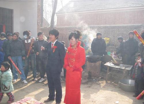 主持人念谁的名字,谁就走上前来,接受新郎新娘的叩拜,作为回礼,你得拿