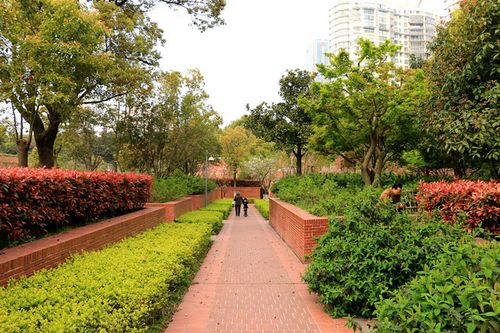 四川北路公园,西起四川北路,东至东宝兴路,南接衡山路,北临邢