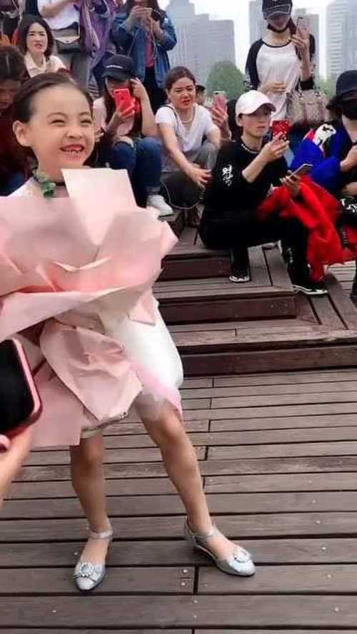 童模焱娃娃拍摄外景离开滤镜后看她的腿太让人失望了