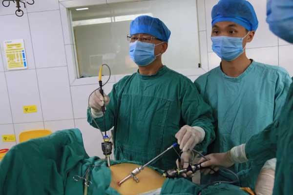 1cm小切口取出鸡蛋大的胆结石,他们是怎么做到的?