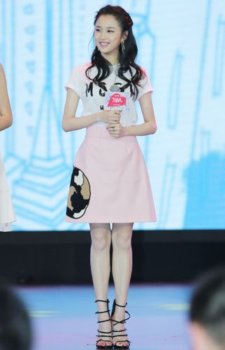 张慧雯现身活动,学张馨予把"东北大花布"披身上,真的土爆了!