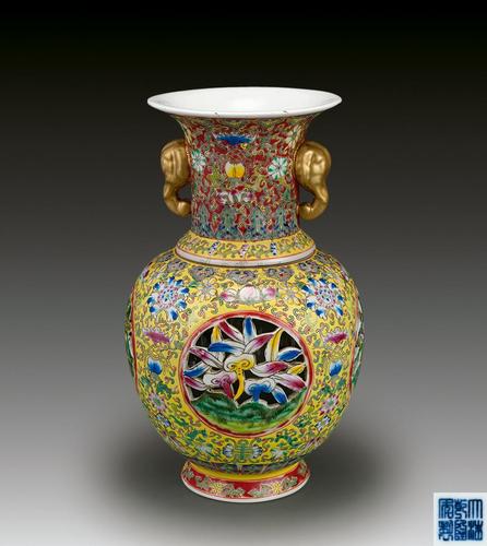 4376黄地粉彩透雕三多图纹象耳转心瓶