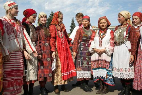 穿着传统服装的俄罗斯居民