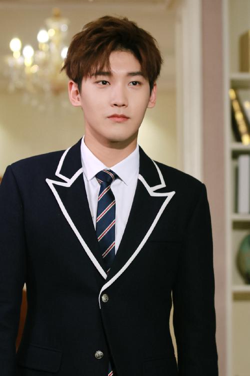 邢昭林图片 邢昭林帅气校服图片