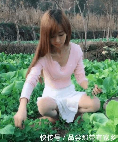 美女穿时尚衣服去菜园, 当她蹲下的瞬间, 网友 我要娶