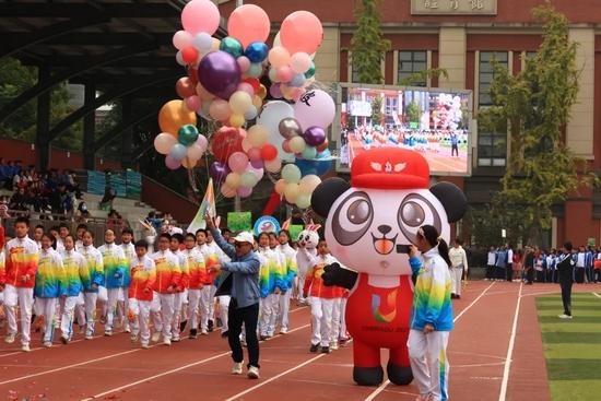 最自信的风采参加本次运动会开幕式由初二年级组成的鲜花队少女们灵秀