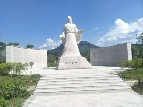 仰望王阳明的塑像