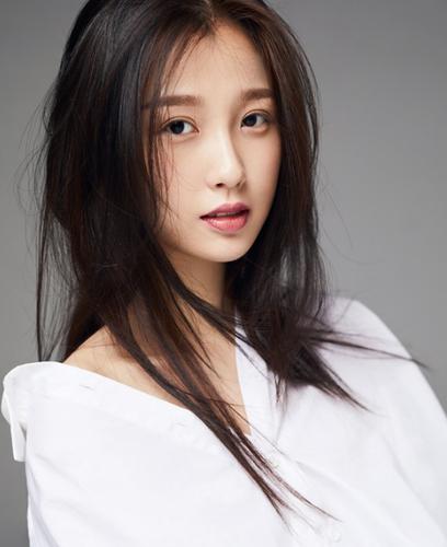 虞书欣清新甜美写真照,灵动气息十足