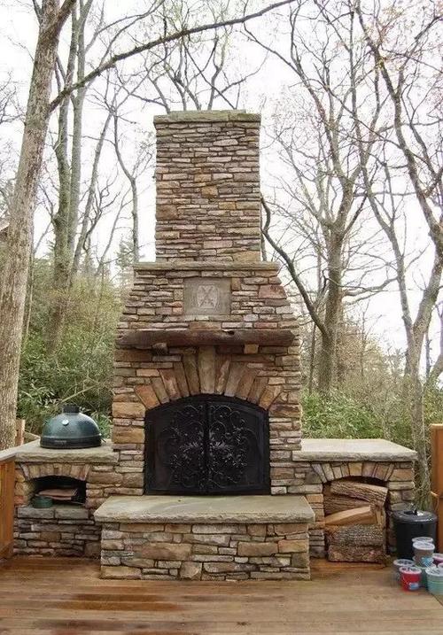 壁炉基座向两边延伸变成长长的坐凳.