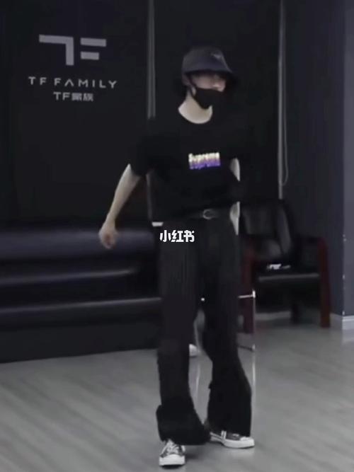 热个身弄个裤子就能把我们迷的死死的_马嘉祺_裤子_娱乐_明星娱乐资讯