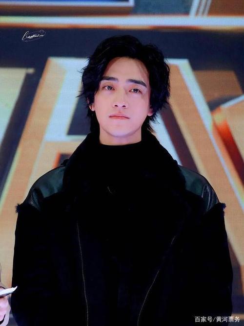 中文名:郑云龙 别名:大龙 国籍:中国 身高:187cm 出生地:山东省青岛市