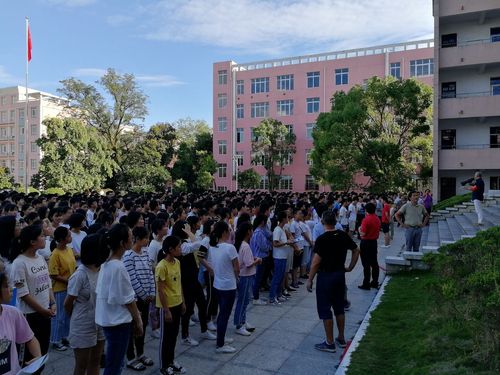 万安中学地震逃生演练和消防安全教育