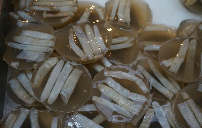 种由特有产品土笋加工而成的冻品,晶莹透明,鲜嫩脆滑,发源于福建泉州