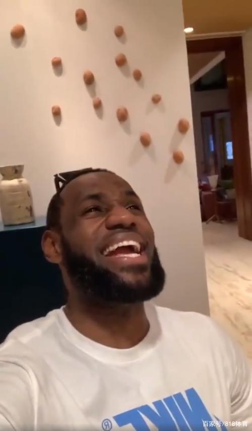 看到客人们都很捧场,詹姆斯开心大笑.