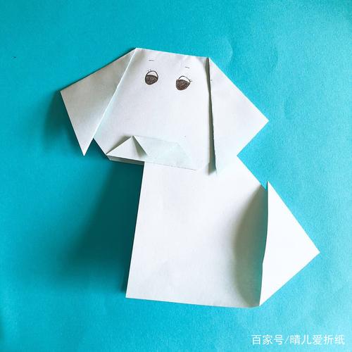 把两张纸放在一起,画上小狗的眼睛就完成了,是不是超简单呢?