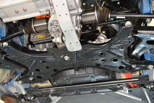 前副车架是双层冲压的一体式结构,比较常见的一种结构.