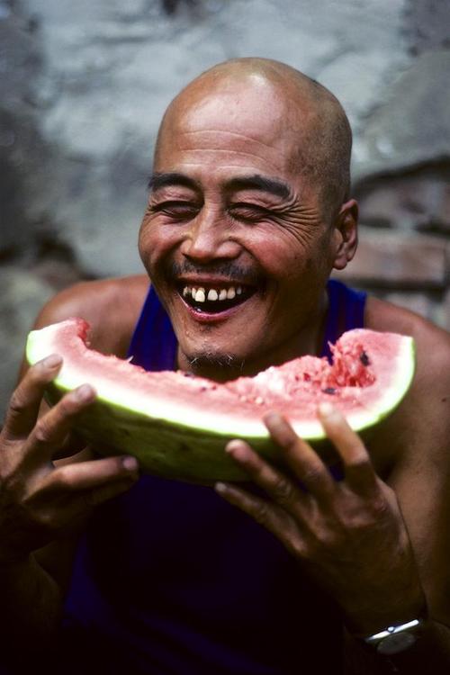 北京的郊区,正在吃西瓜的农民;拍摄于1982年7月.