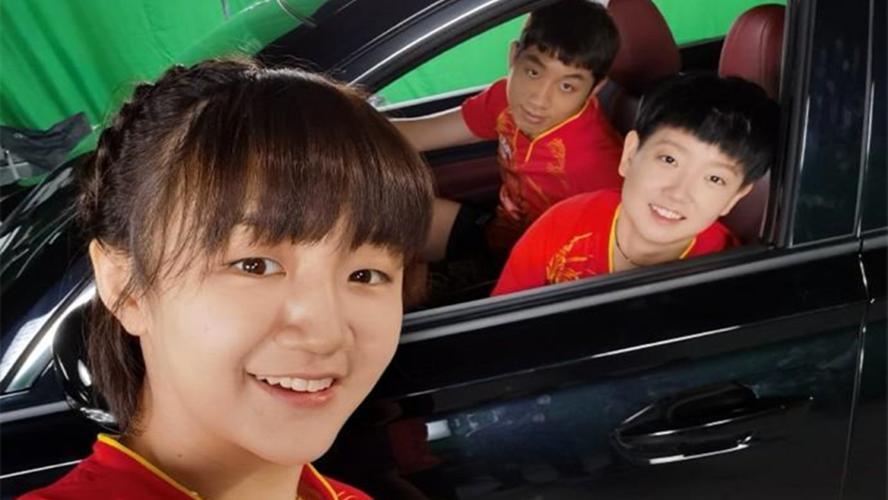 国乒陈梦与孙颖莎同框,剪刀手自拍照,一个可爱少女一个霸气帅气