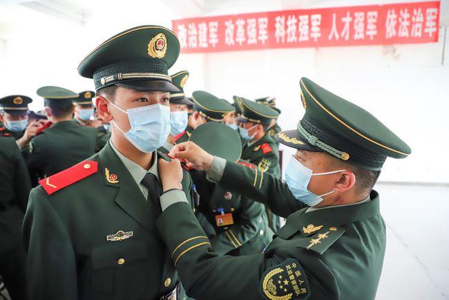 武警辽宁总队新兵团第2大队举行2021年度春季新兵授衔