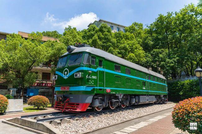 这里是中南大学铁道学院从三辆古董级火车头认识它