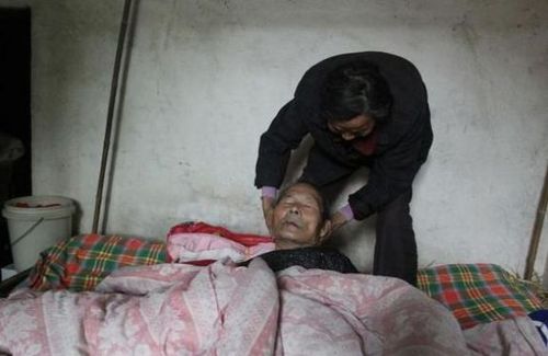 老人病危儿子不肯出钱治病,孙子说了一句话,父亲便乖乖掏钱