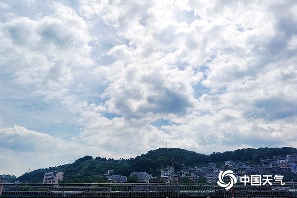 今天上午,湘西吉首天气炎热,为多云天气. 图/刘玥