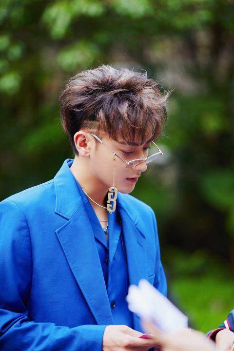 黄子韬清唱喜欢你暖心教练宝蓝西装优雅出街