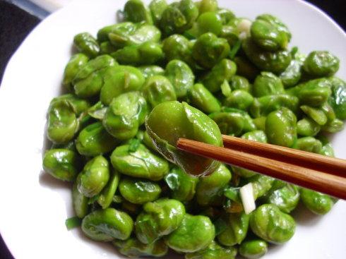 时令的下酒小菜兼馋嘴零食——葱爆蚕豆