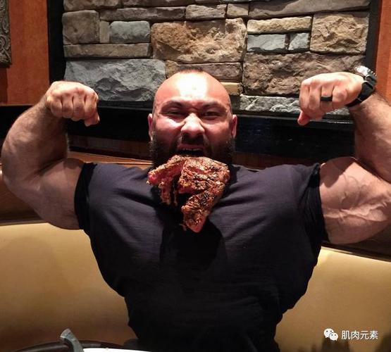 健闻还记得当年生吃牛肉的爆筋哥吗他带着兽化身材又回归了