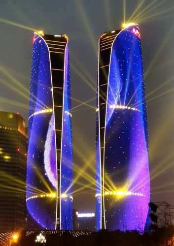 方志四川61影像银鼠辞旧岁金牛迎新春成都交子金融大厦精彩灯光秀