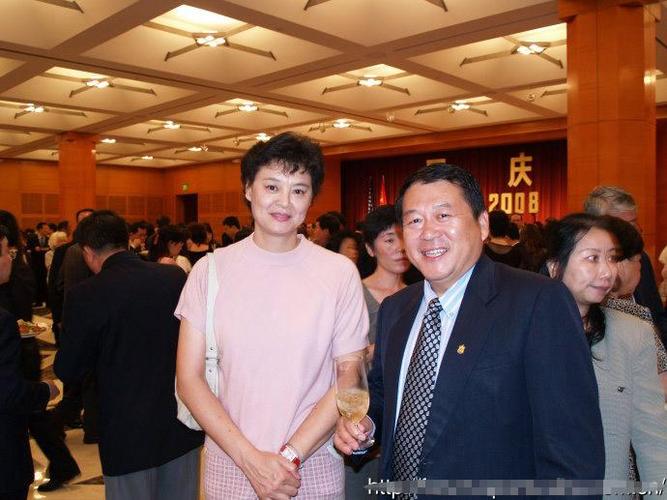 丈夫侯晓非受聘于马里兰大学排球队任教练,周晓兰一开始到乔治华盛顿