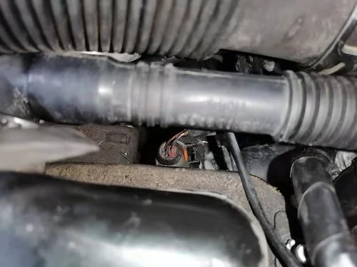 我们找到水温传感器.