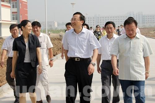 金博棋牌到市体校调研