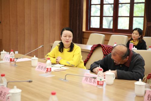 哲学系党委书记杨海燕发言