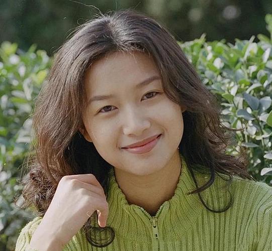 徐静蕾年轻时候是标准鹅蛋脸,气质也很温婉的感觉,脸型和和周慧敏有