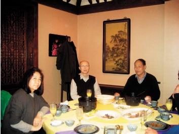 2010年与渤海艺术中心贾杰功先生拜访郎绍君先生
