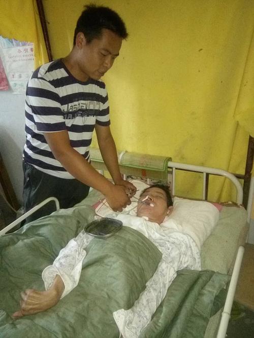 韩振正在照顾瘫痪在床的母亲_副本.jpg