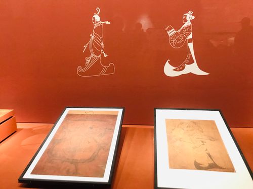 国宝之人物龙凤帛画,又称为《龙凤仕女图》,这幅帛画的年代非常久远