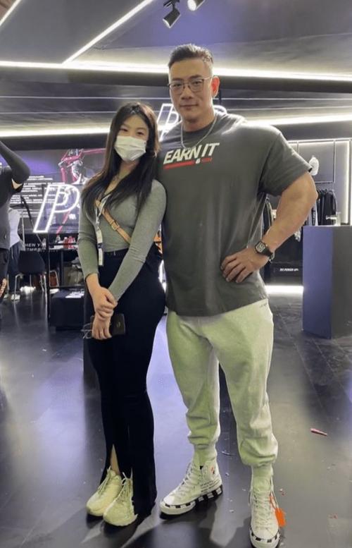 鹿晨辉遇上健身小姐姐.被巨兽辅助可不是天天都有的!